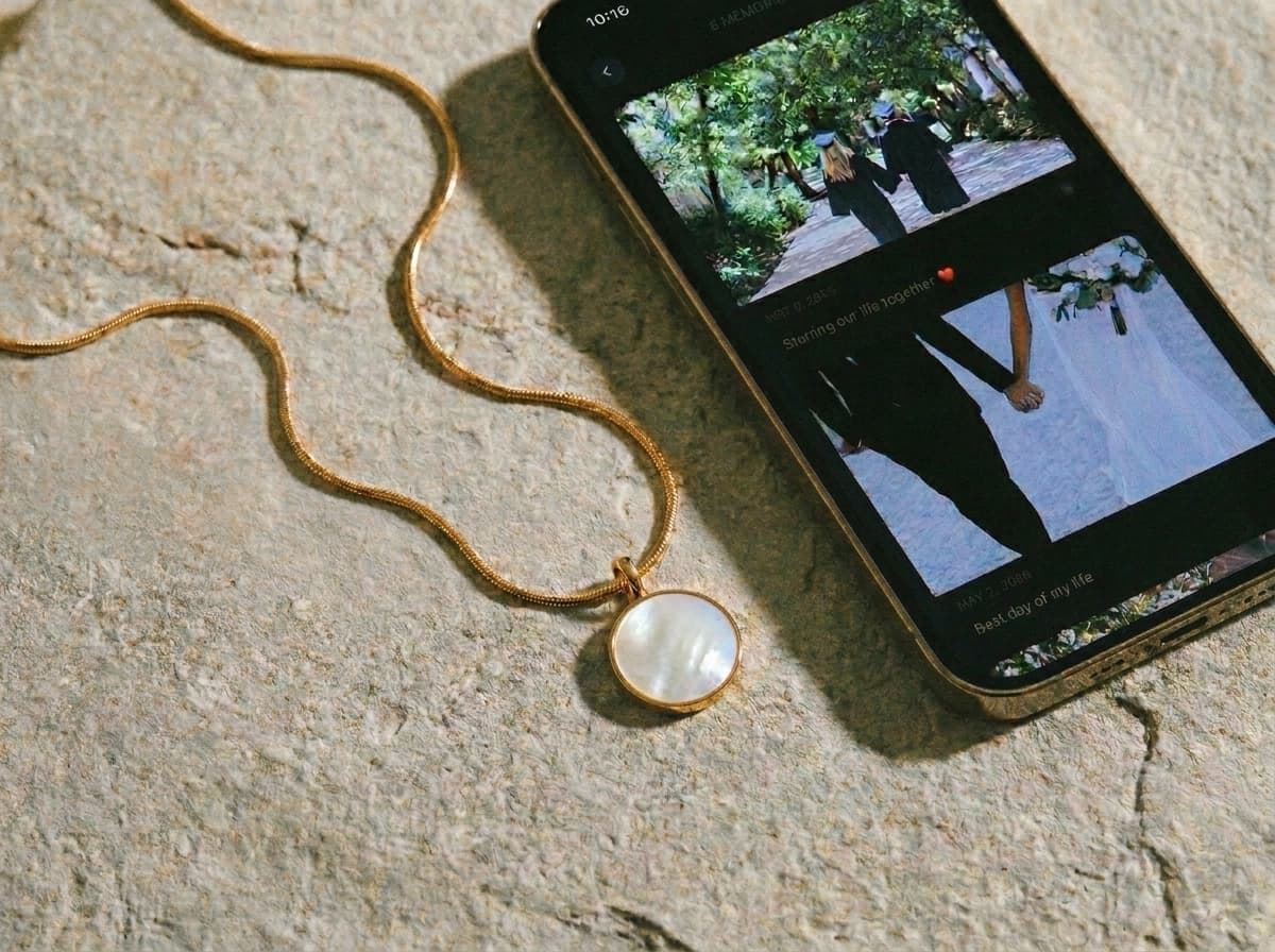 A phone displaying a Memoura memory after tapping the pendant